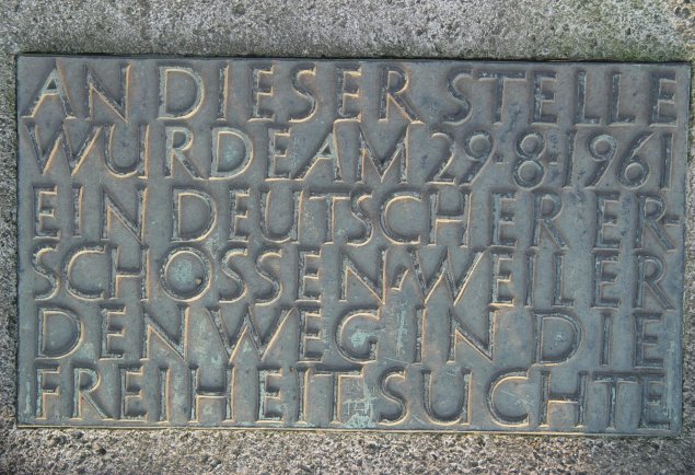 Inschrift auf dem Gedenkstein für Roland Hoff in Berlin-Lichterfelde, Aufnahme 2004