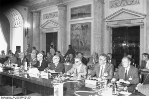 Tagung des Warschauer Paktes in Bukarest, Juli 1989 (DDR-Delegation v.r.: Oskar Fischer, Egon Krenz, Hermann Axen, Erich Honecker, Willi Stoph, Heinz Kessler und Günter Mittag)