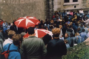 DDR-Bürger warten in einem Flüchtlingslager des Malteser-Hilfsdienstes in Budapest auf ihre Ausreisegenehmigung, 31. August 1989.