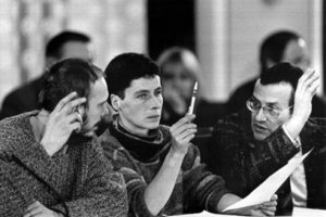 Vertreter des &#8222;Neuen Forum" (v.l.n.r.): Reinhard Schult, Ingrid Köppe, Rolf Henrich während einer Sitzung des &#8222;Zentralen Runden Tisches" in Ost-Berlin, 3. Januar 1990