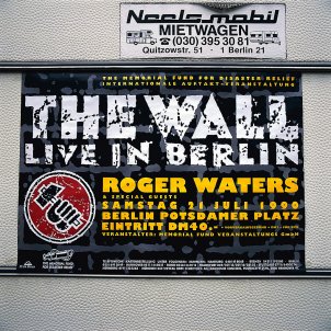An einem Wohnmobil ist ein Plakat angebracht mit der Aufschrift, The Wall live in Berlin, Roger Waters and Special Guests, Samstag 21. Juli 1990, Berlin Potsdamer Platz, Eintritt DM 40