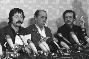 Wolf Biermann auf einer Pressekonferenz in Köln nach seiner Ausbürgerung aus der DDR, 19. November 1976