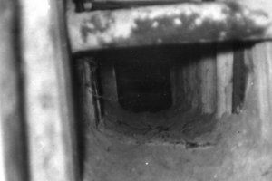 Der „Friedhofstunnel": etwa 30 Meter lang, knapp einen Meter hoch, mit Holzbrettern verschalt und Pfosten abgestützt - Gelungene Tunnelflucht unter einer Friedhofsmauer, 19. Dezember 1961