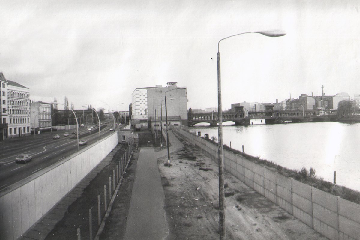 Westseite der „East Side Gallery“/Oberbaumbrücke Westseite der „East Side Gallery“ mit Blick auf die Oberbaumbrücke