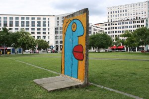 Markierung des Verlaufs der Hinterlandmauer am Potsdamer Platz mit einem von Thierry Noir bemalten Mauersegment; Aufnahme 2015, 2016