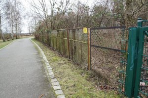 Streckmetallgitterfelder der DDR-Grenzanlagen als Grundstücksumzäunung bei Nieder Neuendorf (2); Aufnahme 2015