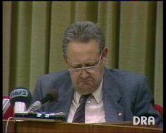 G&uuml;nter Schabowski gibt auf der internationalen Pressekonferenz in Ost-Berlin die neue Reiseregelung bekannt; Aufnahme 9. November 1989
