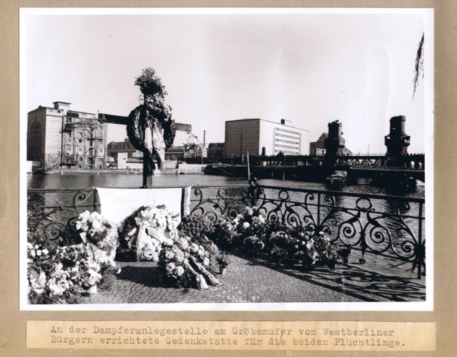 Udo Düllick, unter Beschuss im Berliner Grenzgewässer ertrunken: Aufnahme der West-Berliner Polizei vom Mahnmal am Gröbenufer, 5. Oktober 1961 Udo Düllick, unter Beschuss im Berliner Grenzgewässer ertrunken: Aufnahme der West-Berliner Polizei vom Mahnmal am Gröbenufer, 5. Oktober 1961