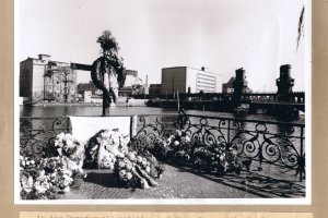 Udo Düllick, unter Beschuss im Berliner Grenzgewässer ertrunken: Aufnahme der West-Berliner Polizei vom Mahnmal am Gröbenufer, 5. Oktober 1961