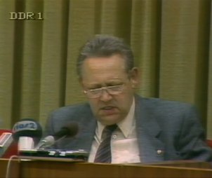 International press conferenc: Schabowski announces a new travel regulation, 9 November 1989