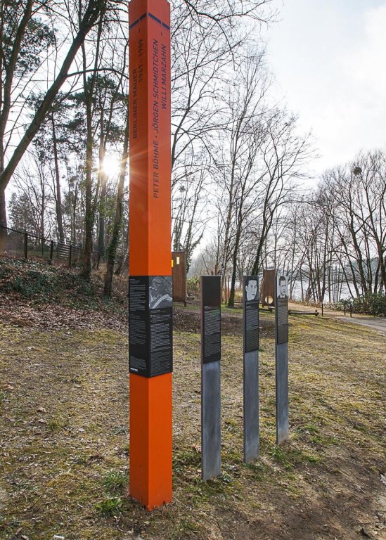 Jörgen Schmidtchen: Erinnerungsstele beim Mauerdenkmal in der Späthstraße am Ufer des Griebnitzsees Jörgen Schmidtchen: Erinnerungsstele beim Mauerdenkmal in der Späthstraße am Ufer des Griebnitzsees