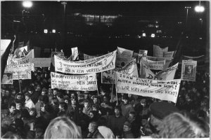 Demonstranten sprechen sich auf der Leipziger Montagsdemonstration gegen ein vereintes Deutschland aus; Aufnahme 11. Dezember 1989