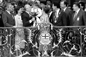 Der sowjetische Staats- und Parteichef Michail Gorbatschow (3.v.l.) und seine Frau Raissa Gorbatschowa (rechts neben ihm) werden vom Oberbürgermeister Hans Daniels (3.v.r.) im Rathaus der Stadt Bonn empfangen, Juni 1989.