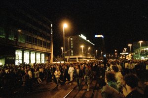 Leipzig am 2. Oktober 1989: Der Demonstrationszug zieht über den Karl-Marx-Platz (heute Augustusplatz) auf den Leipziger Innenstadtring.