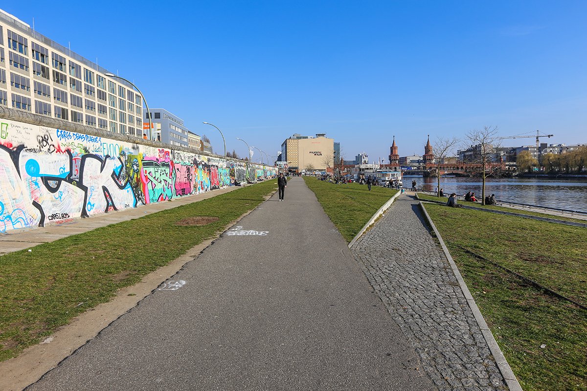 Westseite der „East Side Gallery“/Oberbaumbrücke Westseite der „East Side Gallery“ mit Blick auf die Oberbaumbrücke