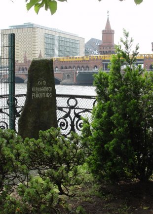 Udo Düllick, drowned in the Berlin border waters after coming under fire: Memorial stone for the fugitive Udo Düllick (name not known at the time) in Berlin-Kreuzberg at Groebenufer near the Oberbaum Bridge (photo: 2005)