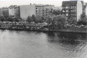 Çetin Mert, drowned in the Berlin border waters: Protest rally on the West Berlin Gröbenufer embankment (I) (MfS photo: May 1975)