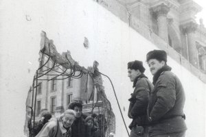 Tearing down the Wall as a self-help project – in this case, at the Berlin Reichstag building, January 1990