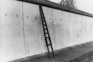 Mit seiner Fensterputzerleiter übersteigt ein 31-jähriger Gebäudereiniger die Hinterlandmauer, den Grenzsignalzaun und die Grenzmauer, 19. April 1988