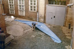 Segeltuch aus England: Auf dem Hof des Potsdamer Stasi-Untersuchungsgefängnisses wird der Fluggleiter zusammengebaut und als „Beweismittel“ fotografiert: Gescheiterte Flucht mit einem Drachen-Fluggleiter in der Nähe von Potsdam, 20. Dezember 1986