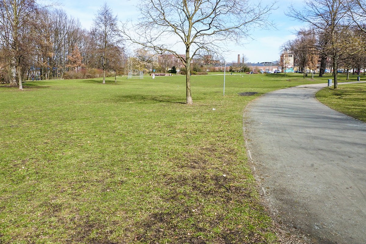 Führungsstelle der DDR-Grenztruppen in Treptow am „Schlesischen Busch“ (an der Puschkinallee) Führungsstelle der DDR-Grenztruppen in Treptow am „Schlesischen Busch“ (an der Puschkinallee)