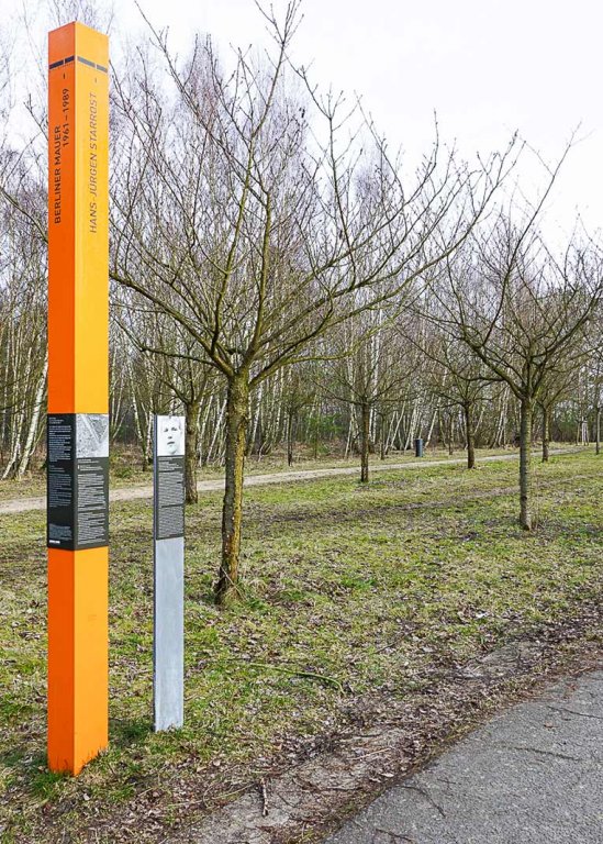 Hans-Jürgen Starrost: Erinnerungsstele an der Gudrunstraße zwischen Teltow-Seehof und Berlin-Steglitz Hans-Jürgen Starrost: Erinnerungsstele an der Gudrunstraße zwischen Teltow-Seehof und Berlin-Steglitz