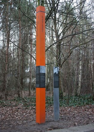 Herbert Kiebler: Commemorative Column on the Berlin Wall Trail west of Kirchhainer Damm