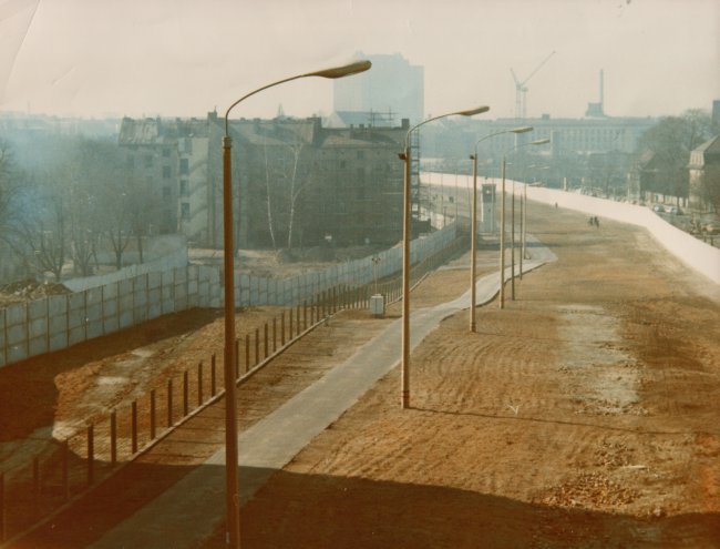 Der Todesstreifen in der Bernauer Straße in Berlin, Aufnahme 1980er Jahre Der Todesstreifen in der Bernauer Straße in Berlin, Aufnahme 1980er Jahre