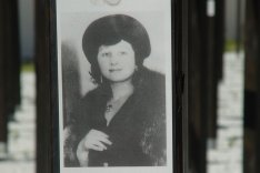 Ida Siekmann, t&ouml;dlich verungl&uuml;ckt an der Berliner Mauer: Gedenkkreuz am Checkpoint Charlie (Aufnahme 2005)