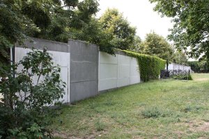 Hinterlandsicherungmauer (Ostansicht) auf dem Invalidenfriedhof am Spandauer Schifffahrtskanal; Aufnahme 2016