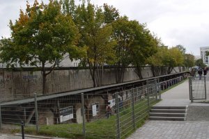 Vordere Grenzmauer in der Niederkirchner Straße in Berlin-Mitte