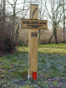 Karl-Heinz Kube, erschossen an der Berliner Mauer: erneuertes Gedenkkreuz in Berlin-Düppel (Aufnahme 2004) Karl-Heinz Kube, erschossen an der Berliner Mauer: erneuertes Gedenkkreuz in Berlin-Düppel (Aufnahme 2004)