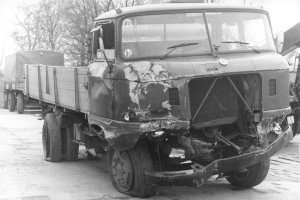 Motorraum aufgerissen, Vorderachse demoliert, Reifen platt – aber alle Sperranlagen durchschlagen: Erste erfolgreiche Flucht über die Glienicker Brücke, 10. März 1988