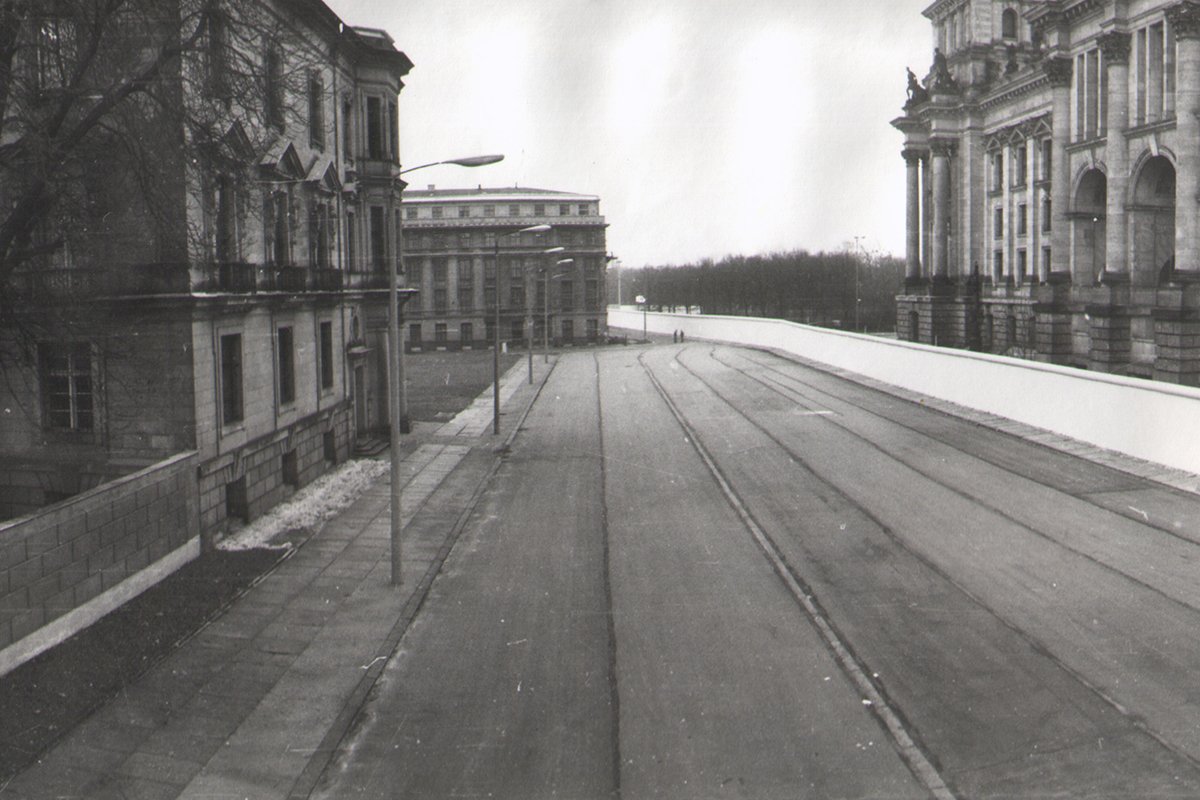 Am Reichstagsgebäude, Ostseite, Blick vom Norden Am Reichstagsgebäude, Ostseite, Blick vom Norden