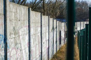 Hinterlandmauer der DDR-Grenzanlagen zwischen Rudower Straße und Glashütter Weg (unweit der Rudower Höhe) (3); Aufnahme 2015