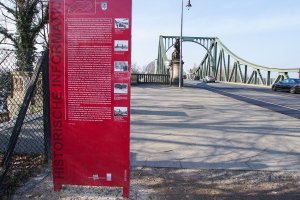Informationstafel zur Geschichte der Glienicker Brücke („Brücke der Einheit“) - Blick von Berlin nach Potsdam; Aufnahme 2015