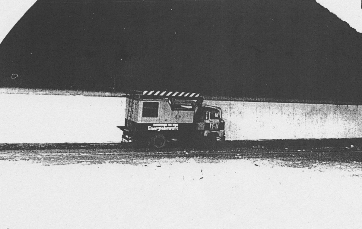 Manfred Mäder, erschossen an der Berliner Mauer: MfS-Foto vom Fluchtfahrzeug an der Grenzmauer in Berlin-Treptow in Höhe der Karpfenteichstraße, 21. November 1986 Manfred Mäder, erschossen an der Berliner Mauer: MfS-Foto vom Fluchtfahrzeug an der Grenzmauer in Berlin-Treptow in Höhe der Karpfenteichstraße, 21. November 1986