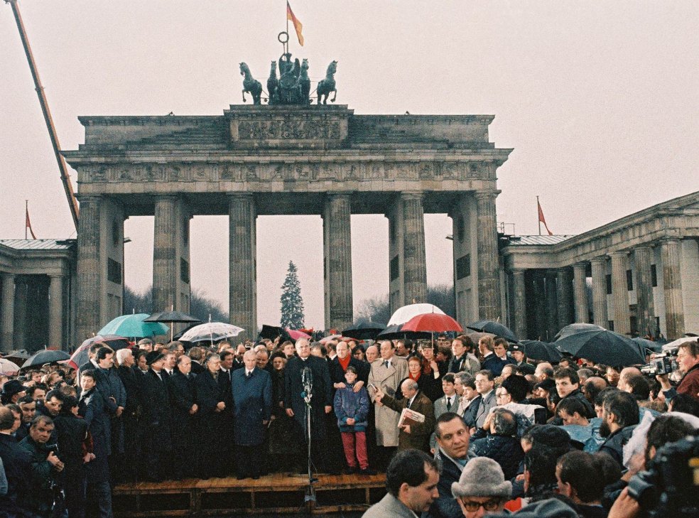 Opening of a new border crossing at the Brandenburg Gate, 22. December 1989