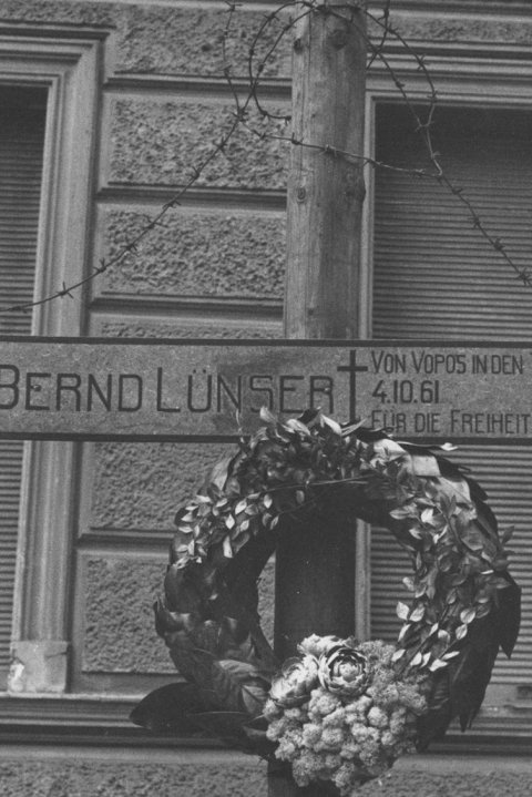 Memorial cross for Bernd Lünser at the sector border in the Berlin district of Wedding, Bernauer Strasse (taken 1962)