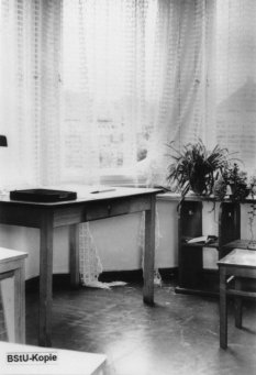 Wolfgang Hoffmann, jumped to his death on July 15, 1971 after his arrest at the Friedrichstrasse Station border crossing: Interrogation room of the East German police headquarters in Berlin-Treptow [MfS photo, July 15, 1971]