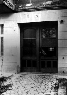 Michael Schmidt, shot dead at the Berlin Wall: MfS photo of escape route through a building on the border in Berlin-Pankow [Dec. 1, 1984]