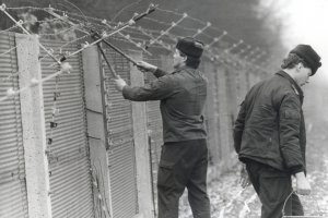 Dismantling the signal fences on the inner-German border, January 1990