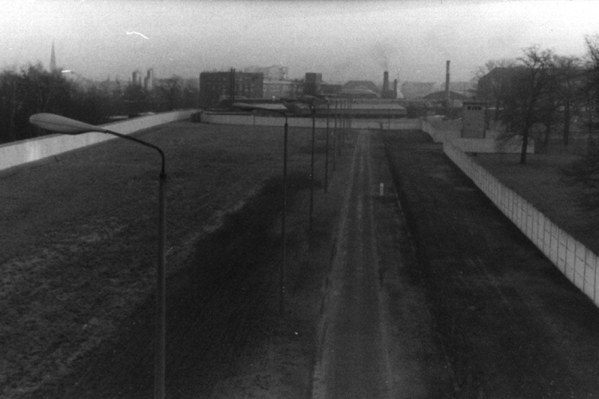 Führungsstelle der DDR-Grenztruppen in Treptow am „Schlesischen Busch“ (an der Puschkinallee) Führungsstelle der DDR-Grenztruppen in Treptow am „Schlesischen Busch“ (an der Puschkinallee)