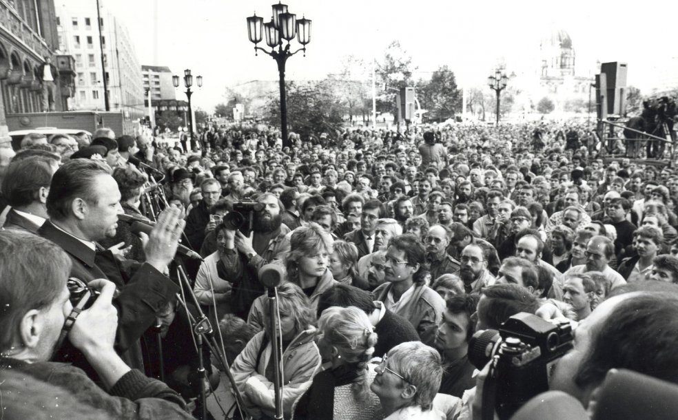 "Sunday discussions" with the theme "Open Doors – Open Words" begin in front of the "Rotes Rathaus" and in the "Kongresshalle". Günther Schabowski, First Secretary of the SED district leadership, holds discussions with the demonstrators, October 1989