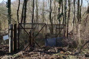 Einfahrtstor zum Todesstreifen der DDR-Grenzanlagen in Teltow-Seehof; Aufnahme 2015