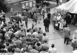 DDR-Flüchtlinge einen Tag nach der Grenzschließung im West-Berliner Notaufnahmelager Marienfelde; Aufnahme 14. August 1961