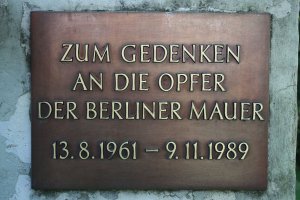 Gedenktafel am Denkmal für die Opfer der Berliner Mauer in Frohnau/Glienicke Nordbahn; Aufnahme 2015