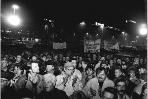 Leipziger Montags-Demonstration: DDR-Bürger fordern auf Transparenten u. a. "Freie Wahlen" und "Reisegesetz ohne Einschränkungen"; Aufnahme 6. November 1989