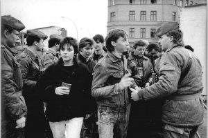 DDR-Bürger nutzen den neueröffneten Grenzübergang Eberswalder Straße; Aufnahme 11. November 1989