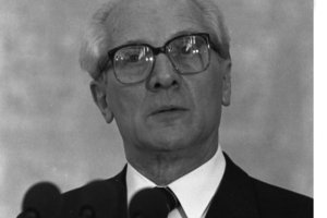Porträtaufnahme von Erich Honecker.